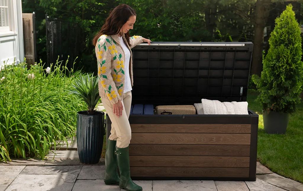 Keter Signature 150 Gallon Deck Box, Walnut Brown